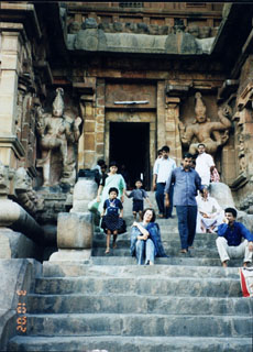 На ступенях храма Брахадишвары